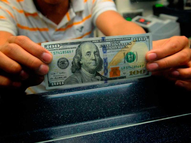 Enfrenta el peso otra pérdida frente al dólar; cae 0.67%
