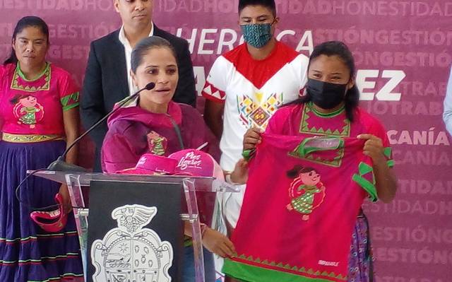 Maratonista Rarámuri lanza su línea de ropa deportiva “Lorena Imparable”