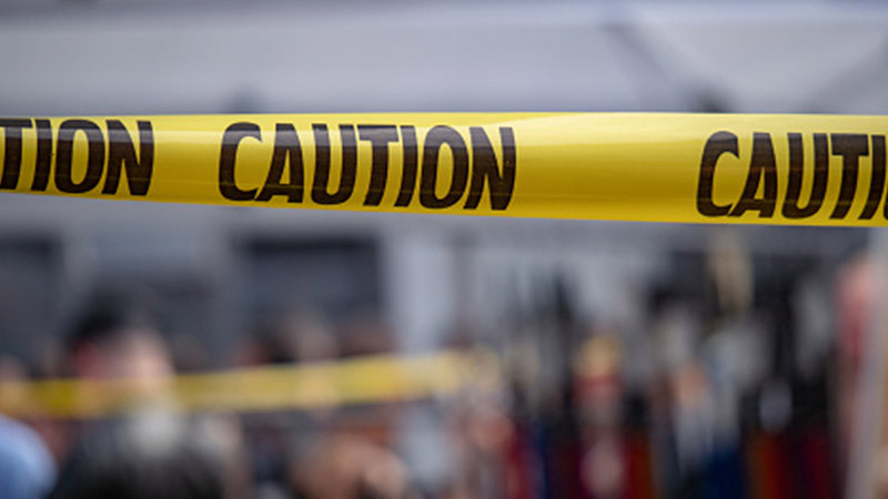 Estudiante muere en ataque armado afuera de escuela, en Texas