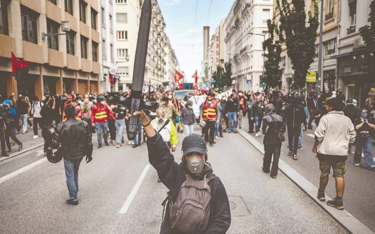 80 mil personas protestan en Francia contra violencia policial