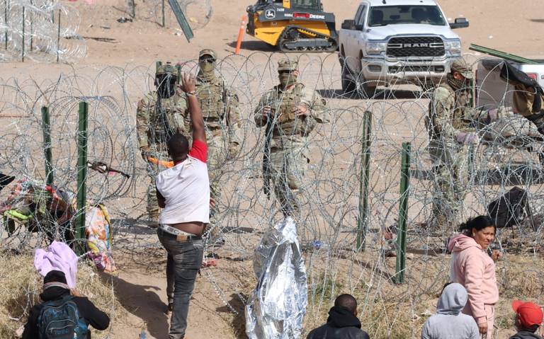 Alambres de púas no detienen el paso de migrantes por la frontera