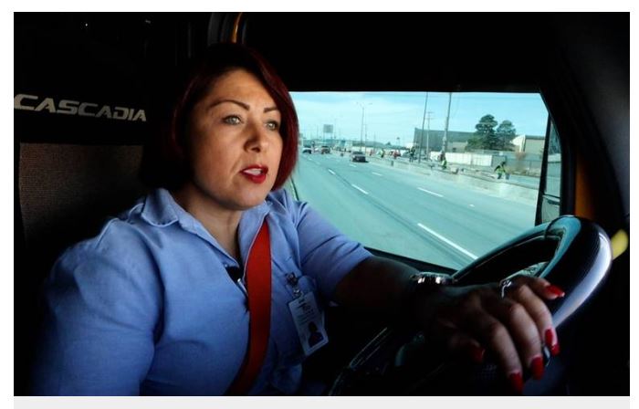 El viaje de una mujer trailera en Juárez; conoce la historia de Adriana Guzmán