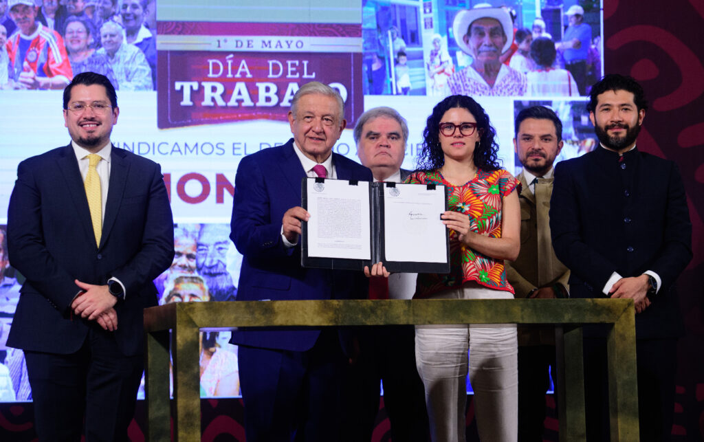 AMLO firma Fondo de Pensiones para el Bienestar; recibirá Afores la primera quincena de junio