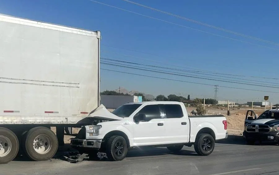 Escolta estrella su F150 contra caja de tráiler