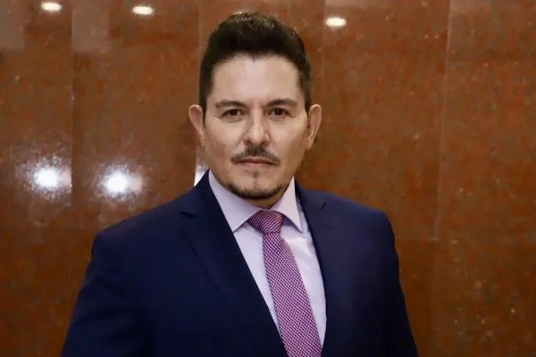 Explota Ernesto Laguardia contra 911 tras accidente en auto