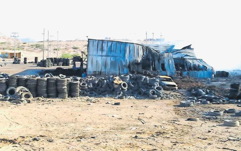 Arden toneladas de caucho y llantas en recicladora