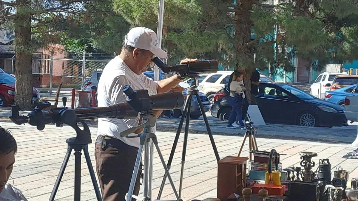 ¿Buscas un telescopio? En el Bazar Cultural del Monumento del Centro Histórico lo encontrarás