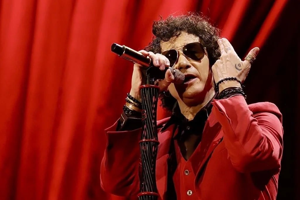 Detiene Enrique Bunbury show por fan que grababa con celular