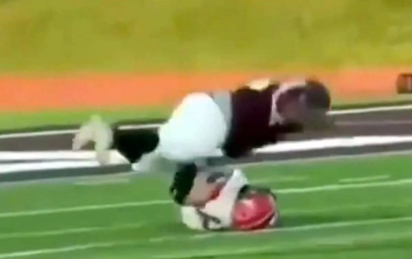 Fractura jugador pesado a rival tras saltarle encima